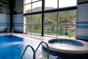 Bazén v ubytování Hotel Rosaleda del Mijares nebo v jeho okolí