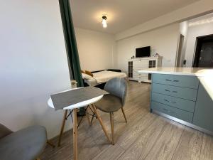 a small room with a desk and a bedroom at Renting Solutions Q in Iaşi