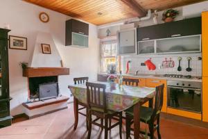 A kitchen or kitchenette at Toscana, La Terra Del Vino Sharon House per Degustare il Chianti!