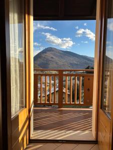 een balkon met uitzicht op een berg bij Appartamento Bosco al Sole in San Lorenzo in Banale