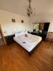 een slaapkamer met een groot wit bed in een kamer bij Appartamento Bosco al Sole in San Lorenzo in Banale