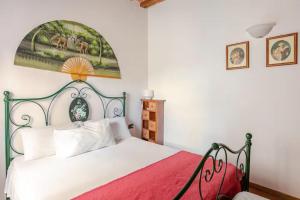 A bed or beds in a room at Toscana, La Terra Del Vino Sharon House per Degustare il Chianti! Még 17 kép
