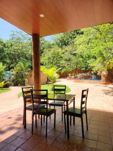 O grădină în afara Lenca world Hotel