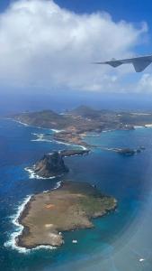 una vista aerea di un'isola nell'oceano di Pousada Visual de Noronha a Fernando de Noronha
