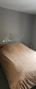 un letto nell'angolo di una camera di Villa élégante à Saint Clair-d'Arcey avec piscine privée a Bernay Altre 29 foto