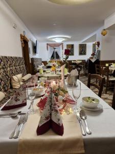 długi stół z białą ścierką stołową i kieliszkami do wina w obiekcie Parkhotel Forest w Mariańskich Łaźniach