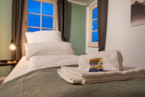 a bed with towels and a box of cereal on it at Sali Homes Übernachten im Kulturdenkmal - Weinort in Besigheim