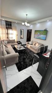 TV a/nebo společenská místnost v ubytování شقة مفروشة بغرفتي نوم الجاردنز