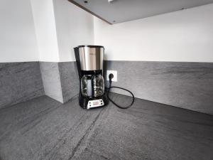 un frullatore per terra in una stanza di Grand T3 centre du havre a Le Havre