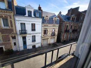 una finestra con vista su una strada della città di Grand T3 centre du havre a Le Havre