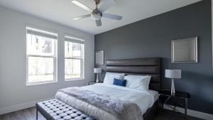 Un dormitorio con una cama y un ventilador de techo. en Spacious 2bedroom 2bath Nike Headquarters, en Beaverton 16 fotos más