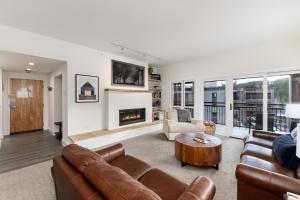 布雷肯里奇PRIME LOCATION Ski-In Ski-Out with Mountain Views BEST location in Breckenridge的带沙发和壁炉的客厅