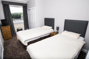 Postel nebo postele na pokoji v ubytování Douglas Arms Hotel