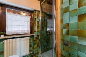 a bathroom with a glass shower with a window at 3 Minuti da Asiago - Zona Tranquilla e Silenziosa in Gallio