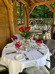 Reštaurácia alebo iné gastronomické zariadenie v ubytovaní Parkhotel Forest