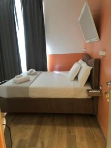 A bed or beds in a room at Mole Adriana Guest House