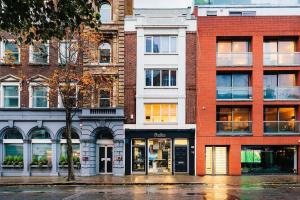 a group of buildings on a city street at Bright & Modern One Bedroom Flat in Farringdon in London