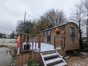 冬天的Rusty Duck Retreat Shepherds Hut
