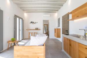 Ένα ή περισσότερα κρεβάτια σε δωμάτιο στο Villa Camelia 1 - Psarou View - Private pool and Jacuzzi +24 φωτογραφίες