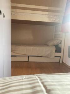 Postel nebo postele na pokoji v ubytování Le lit de la Semois