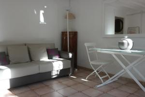uma sala de estar com um sofá e uma mesa em Arles les Alyscamps em Arles