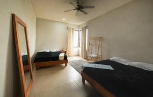 Postel nebo postele na pokoji v ubytování La Familia Casa and Suites