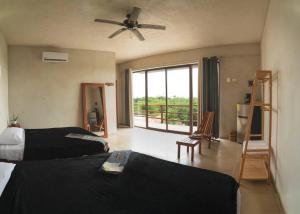 Postel nebo postele na pokoji v ubytování La Familia Casa and Suites
