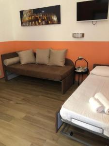 A television and/or entertainment centre at Mole Adriana Guest House