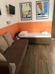 A seating area at Mole Adriana Guest House
