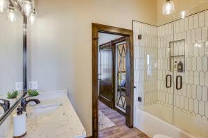 Ένα μπάνιο στο Stunning Hilham Home with Hot Tub, Views and Fire Pit! +37 φωτογραφίες