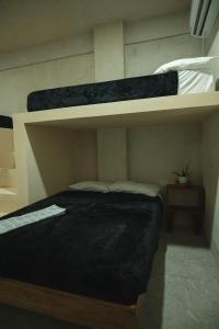 Postel nebo postele na pokoji v ubytování La Familia Casa and Suites