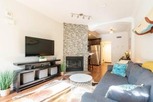 ハンティントンビーチにあるBeach Retreat Main Street Surf Cityの青いソファと暖炉のあるリビングルーム