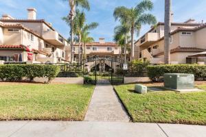 ハンティントンビーチにあるBeach Retreat Main Street Surf Cityの椰子の木が茂る中庭の門