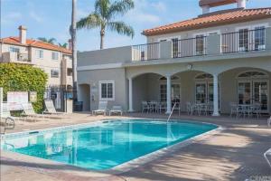 ハンティントンビーチにあるBeach Retreat Main Street Surf Cityの家の前のプール