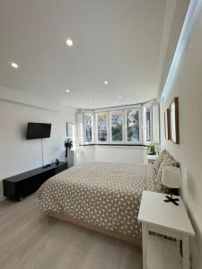 a bedroom with a bed and a television in it at Apartamento em Cascais in Cascais