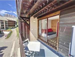 een gebouw met een balkon met een bed erop bij Le Courchevel à Grèsse in Gresse-en-Vercors +6 foto's