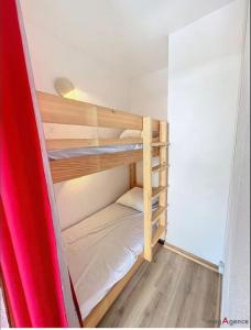 een kamer met 2 stapelbedden en een surfplank bij Le Courchevel à Grèsse in Gresse-en-Vercors