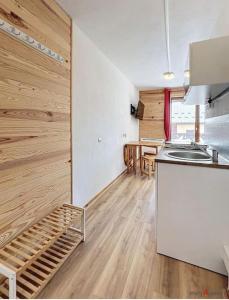 een keuken met een aanrecht en een tafel in een kamer bij Le Courchevel à Grèsse in Gresse-en-Vercors