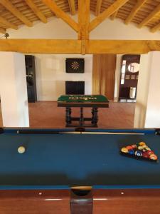 una mesa de billar en medio de una habitación en Can plana de baix, en Sant Pol de Mar