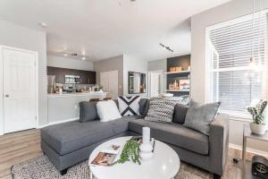 una sala de estar con un sofá y una mesa en Spacious 2bedroom 2bath Nike Headquarters, en Beaverton