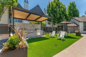 un patio trasero con mesa, sillas y césped en Spacious 2bedroom 2bath Nike Headquarters, en Beaverton