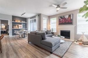 Una sala de estar con un sofá y una chimenea. en Spacious 2bedroom 2bath Nike Headquarters, en Beaverton