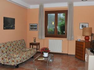 un soggiorno con un divano e una finestra di Holiday Home by Lake Idro Lombardy a Crone