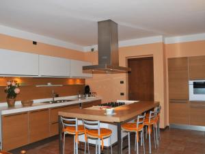 Cuisine ou kitchenette dans l'établissement Modern Holiday Home in Idro Lombardy near Lake Idro
