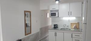 Η κουζίνα ή μικρή κουζίνα στο Casa EL HORNERO 1 con cochera en gran Mendoza
