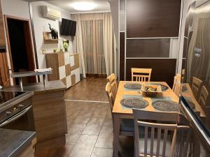 Kuchyňa alebo kuchynka v ubytovaní Brookforest Family Apartman