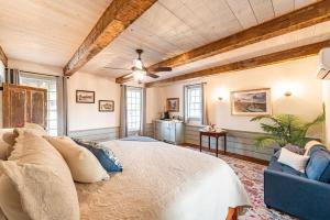 BellmeadにあるErie Canal Suite - The Mohawk Valley Houseの大きなベッドと青いソファのある寝室