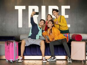 金边TRIBE Phnom Penh Post Office的一群坐在沙发上拍张照片的人