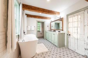 BellmeadにあるErie Canal Suite - The Mohawk Valley Houseの大きな浴槽と洗面台のあるバスルーム