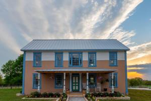 BellmeadにあるErie Canal Suite - The Mohawk Valley Houseの青いシャッターと空の家